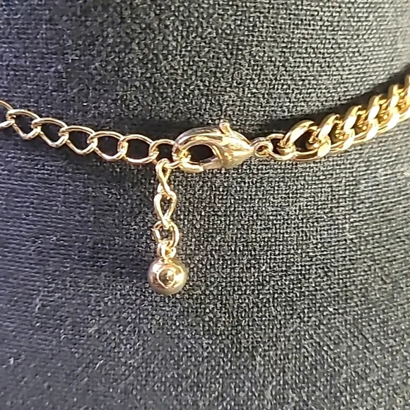 Gold tone vintage necklace. 16 inches - Picture 4 of 5